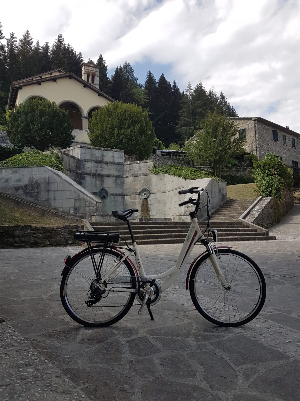 City eBike in piazza E. Alpi - sullo sfondo di S.Antonio - Palazzuolo Sul Senio